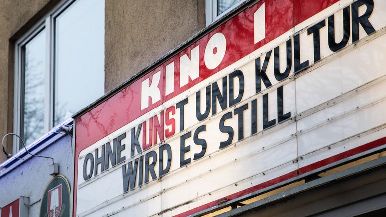 Aufschrift "Ohne Kunst und Kultur wird es still" an einem Kino. | Bild:BR/Johanna Schlüter