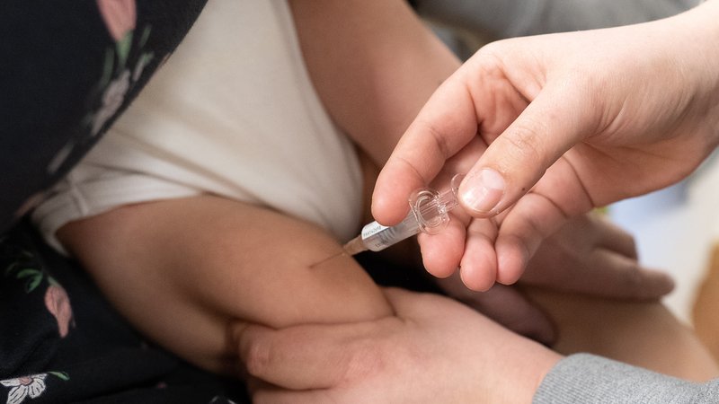 Die Kinderärztin Tanja Brunnert impft in einem Behandlungszimmer ihrer Kinderpraxis einen Säugling gegen Respiratorisches Synzytial-Virus (RSV). | Bild: picture alliance/dpa | Swen Pförtner Die Kinderärztin Tanja Brunnert impft in einem Behandlungszimmer ihrer Kinderpraxis einen Säugling gegen Respiratorisches Synzytial-Virus (RSV).