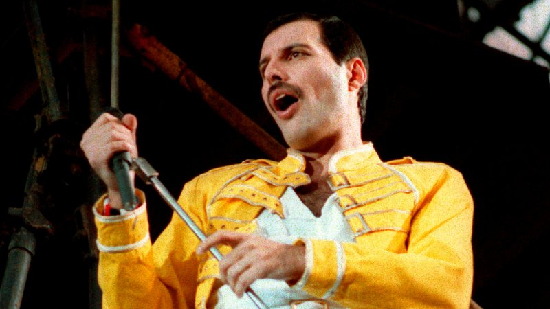  Freddie Mercury  in gelber Jacke