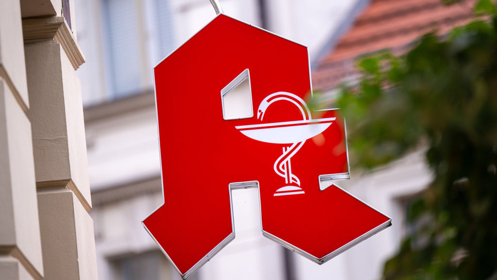 Ein Schild mit dem Apotheken-Logo