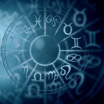 Sternedeuten und Horoskope - Geschichte der Astrologie | Bild: stock.adobe.com/peshkova