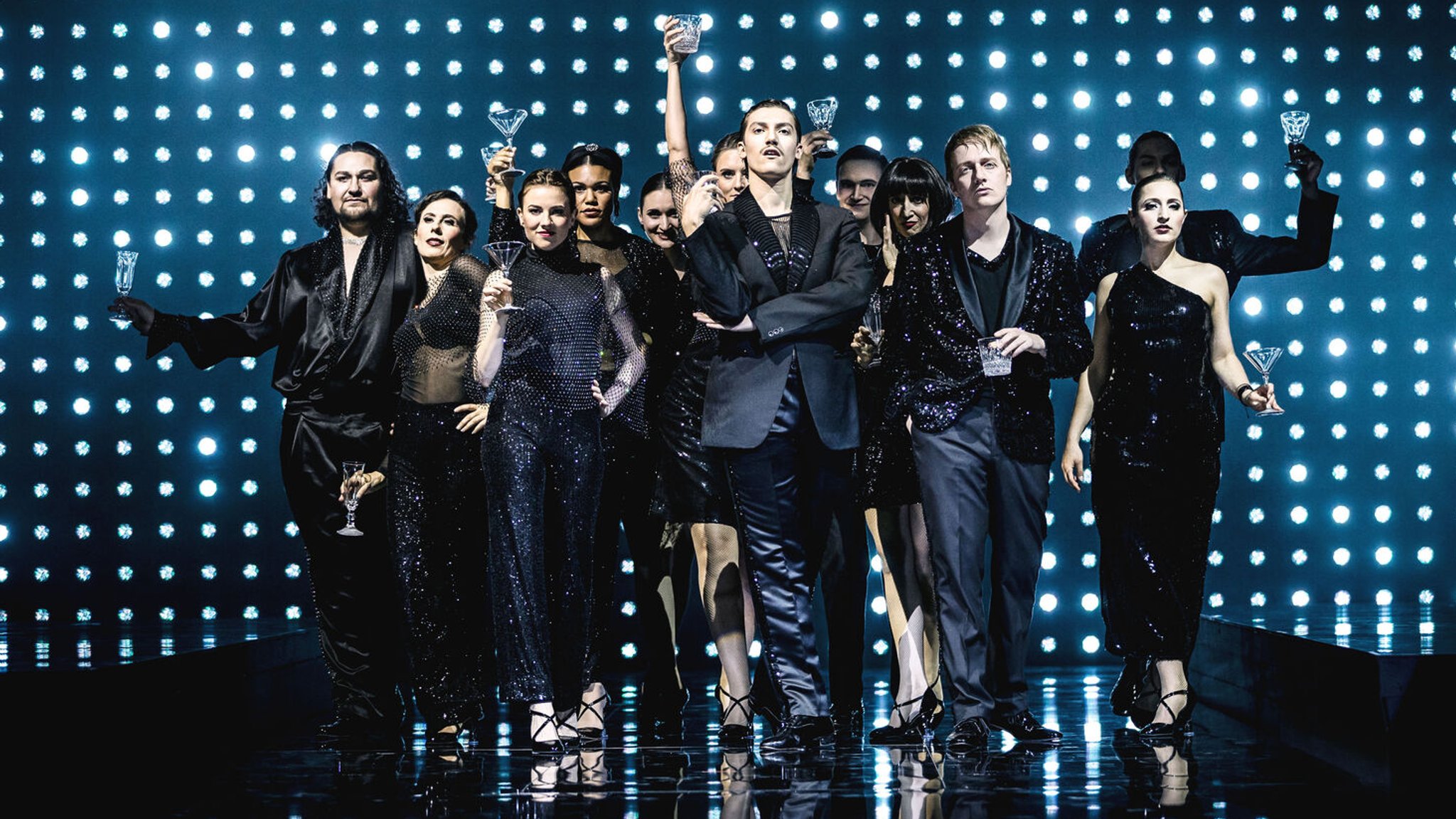 Szene aus dem Musical "Merrily we roll along" am Theater Regensburg