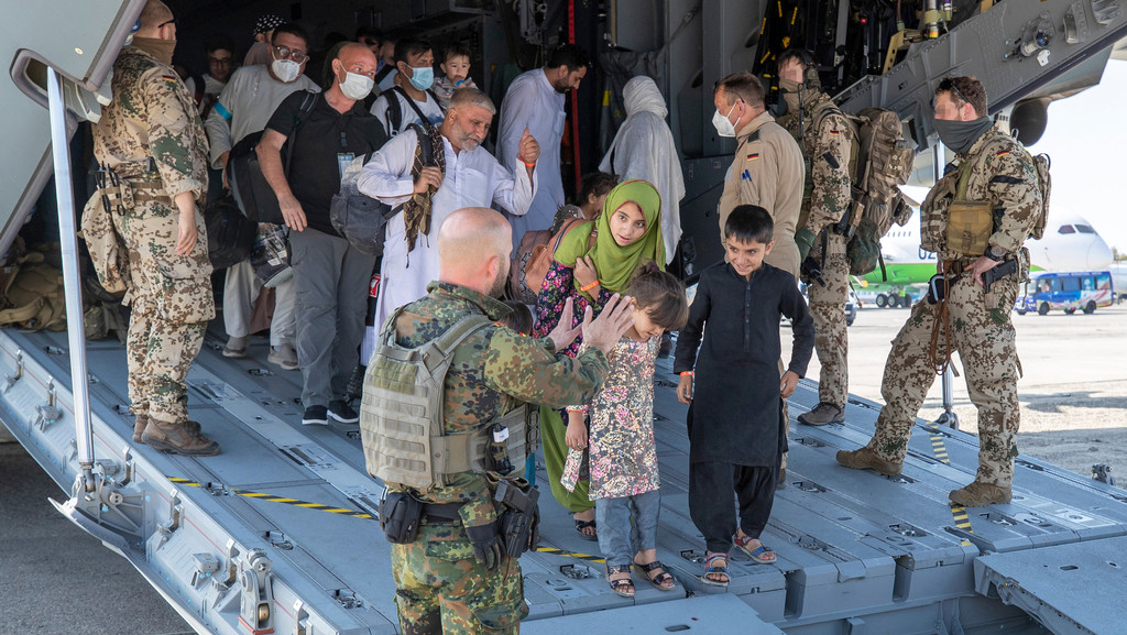 Außer Landes gebrachte Afghanen am Flughafen von Taschkent