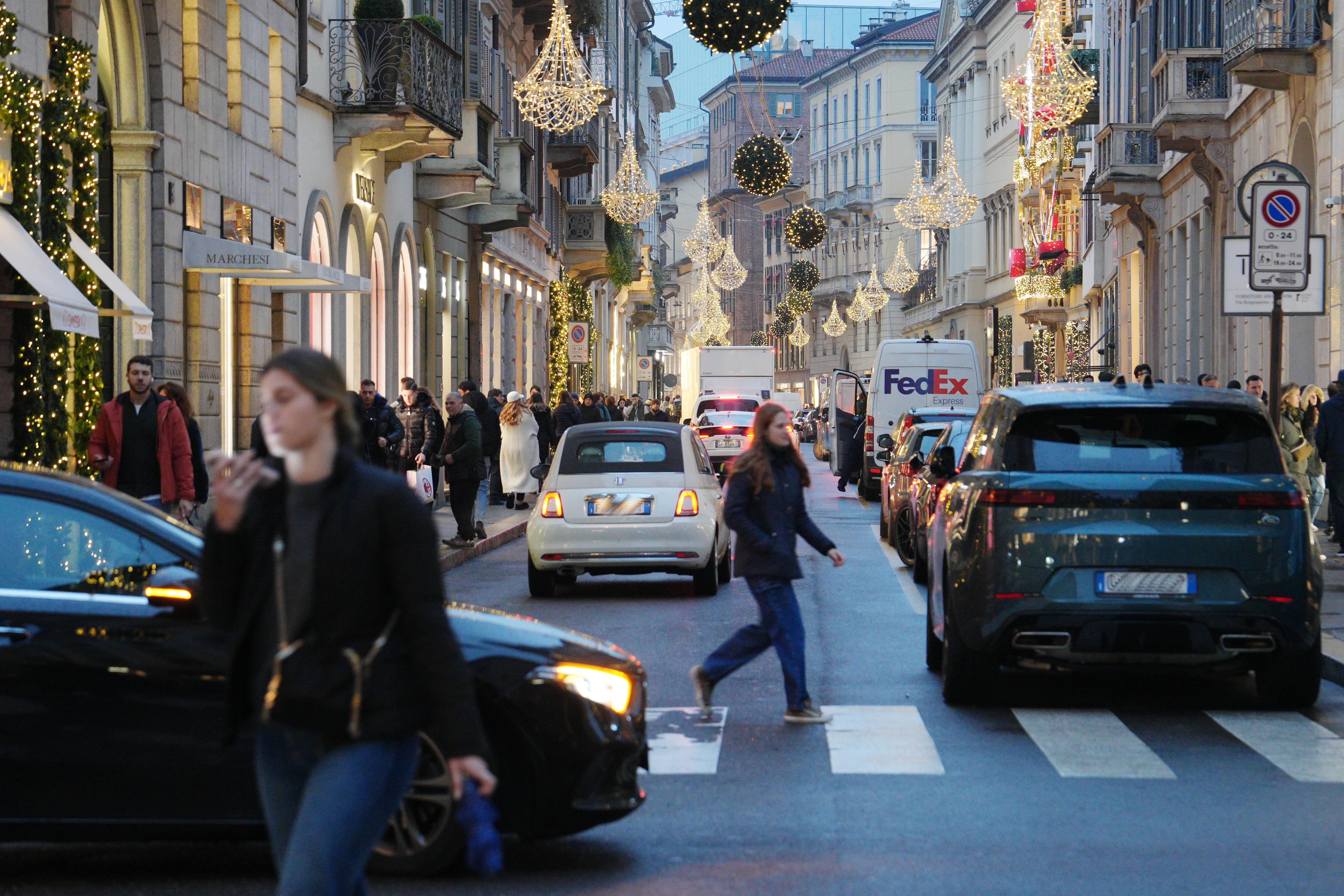 Straßenverkehr vor einer beliebten Einkaufsstraße in Mailand.
