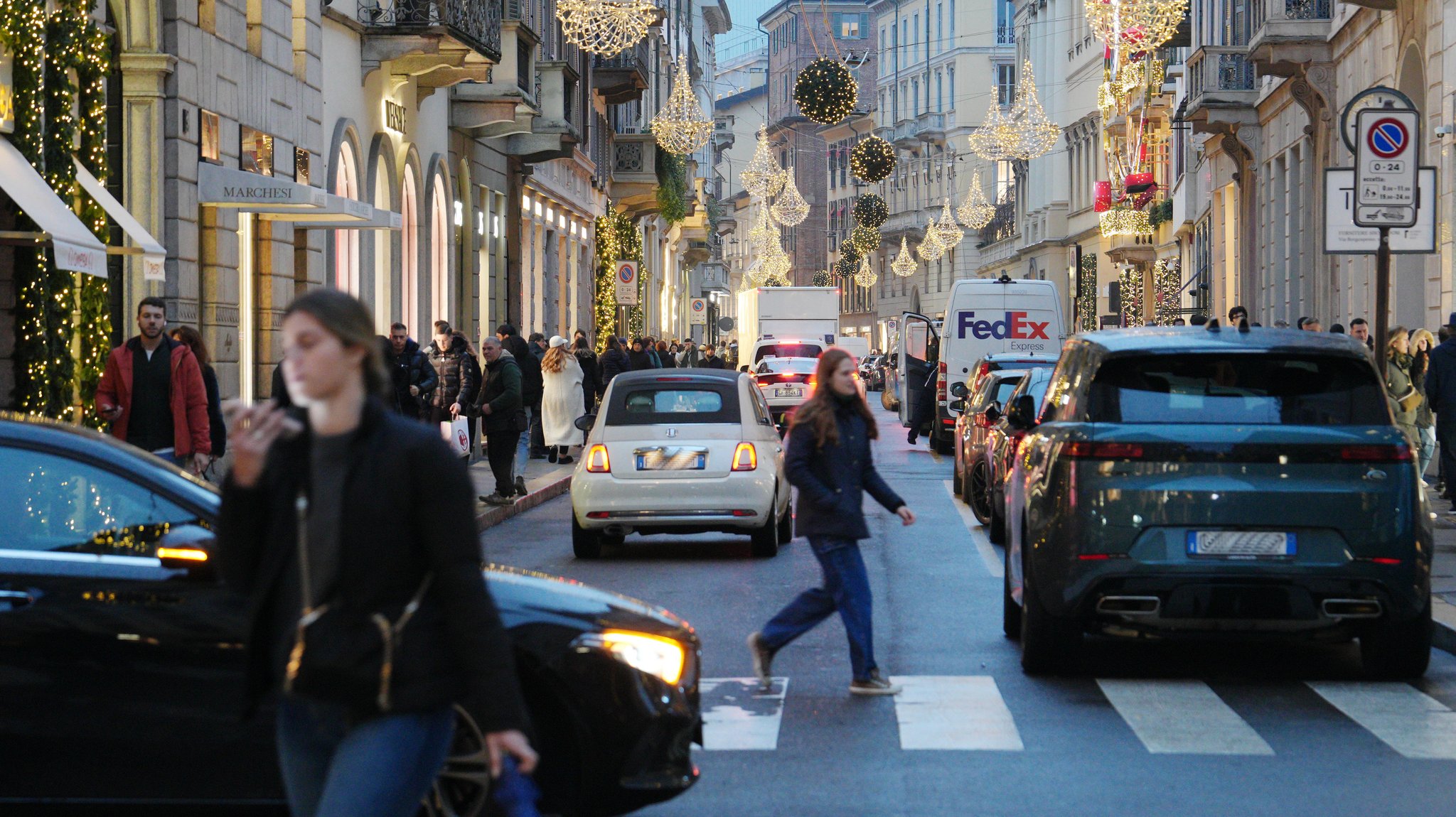 Straßenverkehr vor einer beliebten Einkaufsstraße in Mailand.