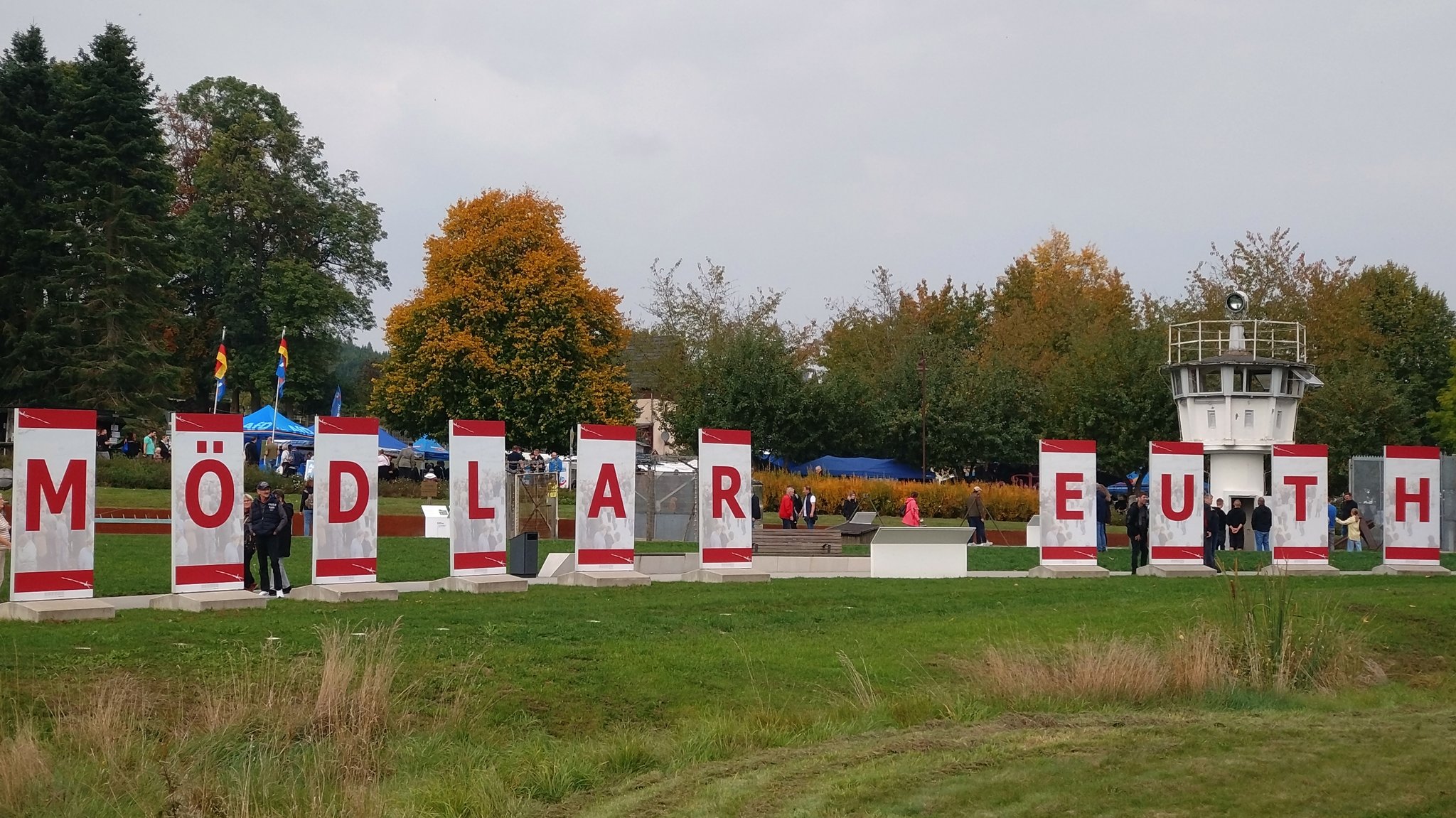 Gedenkstätte Mödlareuth mit AfD-Infoständen im Hintergrund | Bild: Lorenz Storch/BR Gedenkstätte Mödlareuth mit AfD-Infoständen im Hintergrund