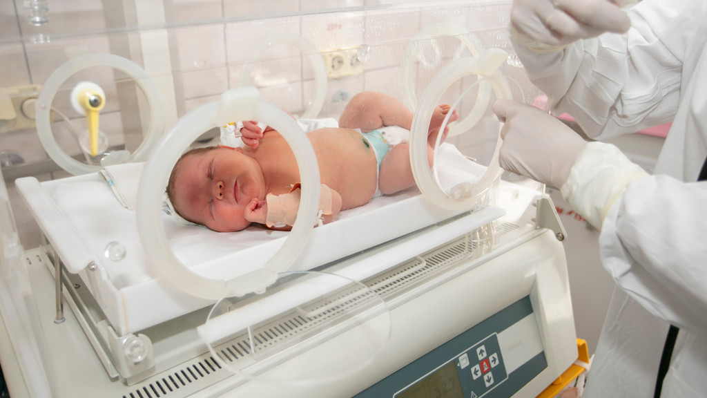 Ein Säugling in einem Krankenhaus (Symbolbild)