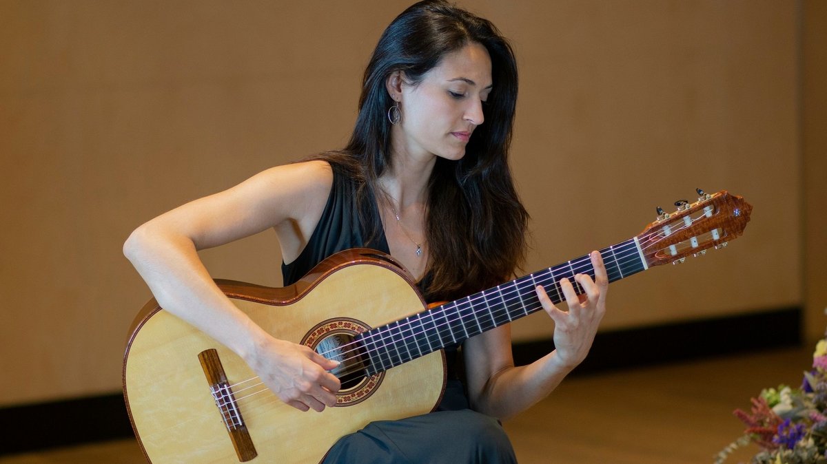 Die Gitarristin Anabel Montesinos