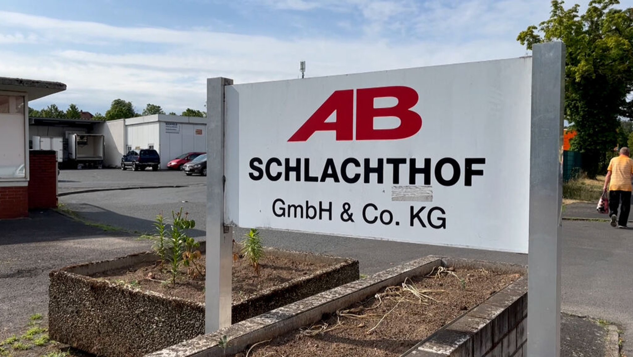 21.07.2023, Aschaffenburg - Schlachthof in Aschaffenburg. Die Soko Tierschutz erhebt schwere Vorwürfe gegen den Schlachthof in Aschaffenburg. Dort sollen die Tiere gequält worden sein. Die Bayerische Kontrollbehörde für Lebensmittelsicherheit und Veterinärwesen (KBLV) hat den Betrieb nach angeblichen Verstößen gegen den Tierschutz geschlossen.