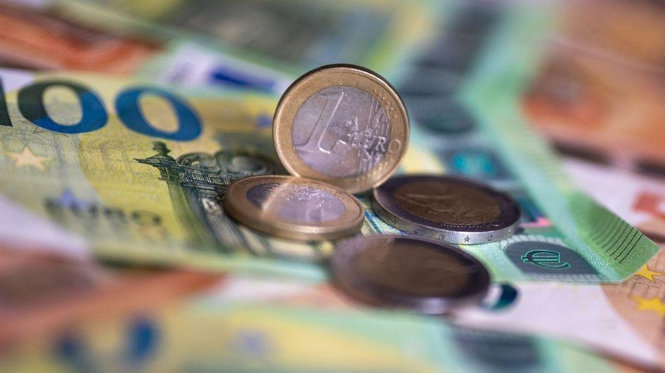 Symbolbild: Geldmünzen und -scheine