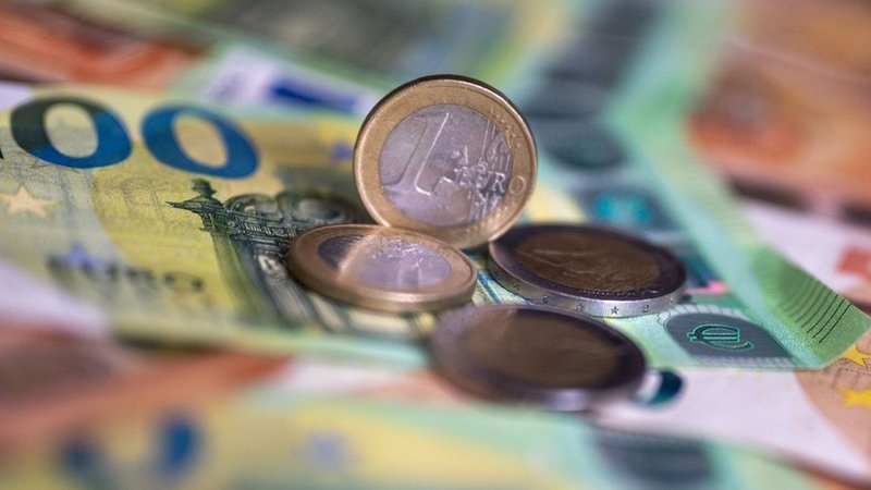 Symbolbild: Geldmünzen und -scheine | Bild: Bildrechte: dpa-Bildfunk/Monika Skolimowska Symbolbild: Geldmünzen und -scheine