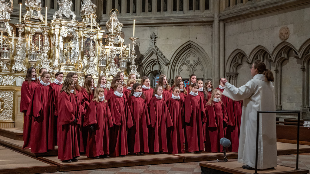 Der Mädchenchor der Regensburger Domspatzen singt bei seinem ersten Auftritt im Dom St. Peter.