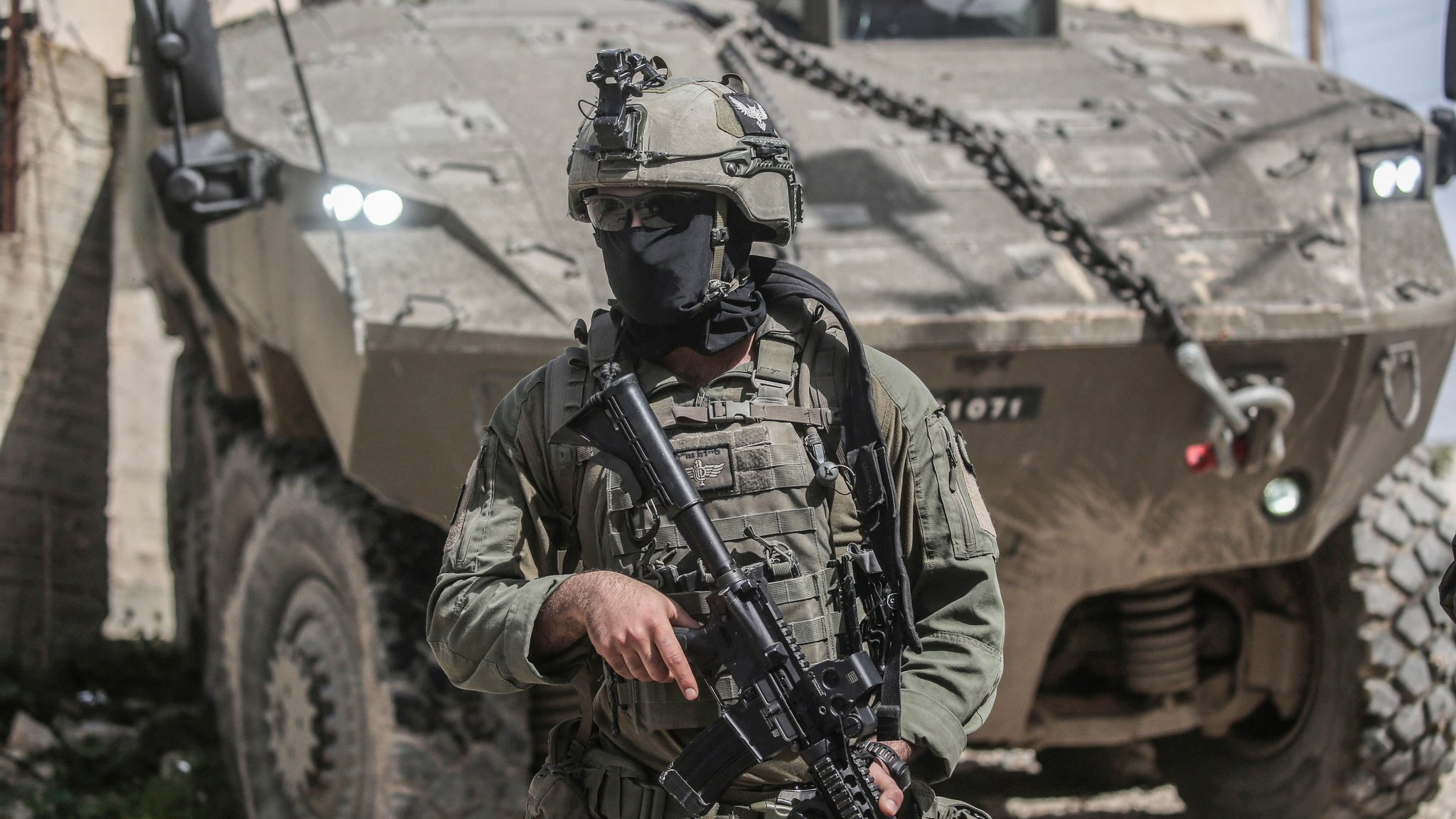 Ein israelischer Soldat vor einem Panzer.