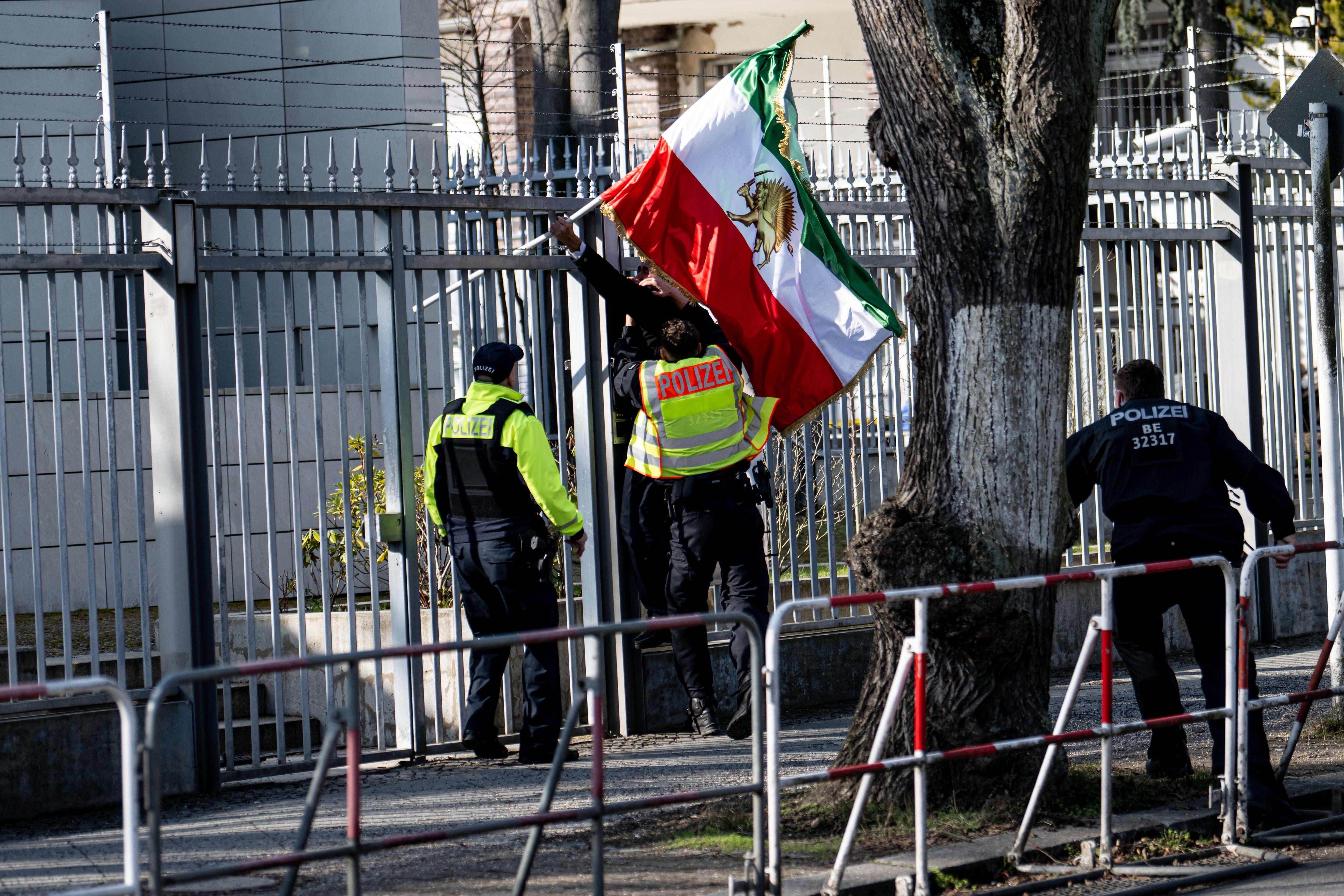 In Berlin bereitet sich die Polizei mit einem Großaufgebot auf die für den Nachmittag geplante Iran-Demo vor.