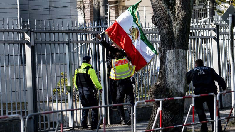In Berlin bereitet sich die Polizei mit einem Großaufgebot auf die für den Nachmittag geplante Iran-Demo vor. | Bild: dpa-Bildfunk/Fabian Sommer In Berlin bereitet sich die Polizei mit einem Großaufgebot auf die für den Nachmittag geplante Iran-Demo vor.