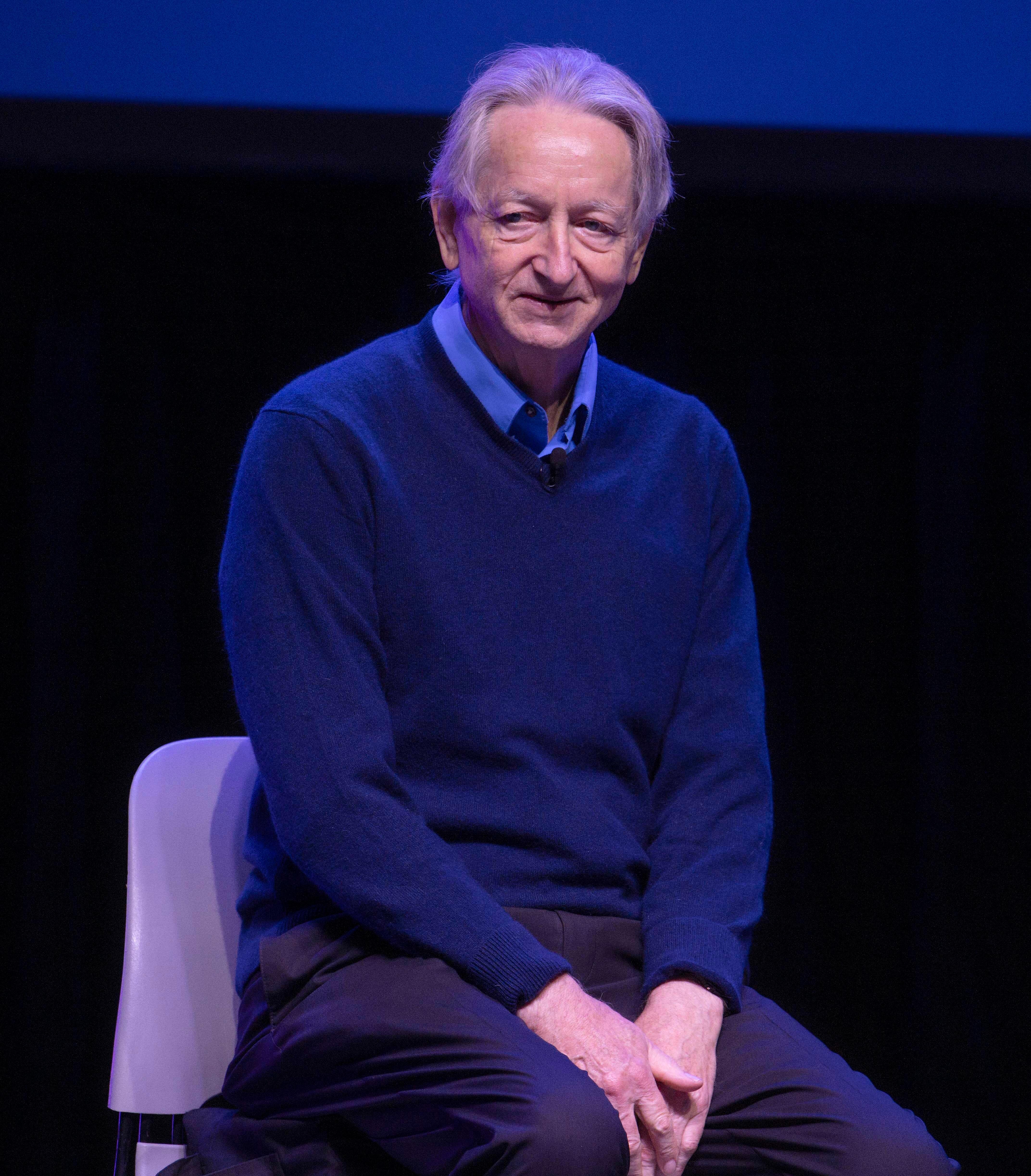 20 Prozent Wahrscheinlichkeit für die Auslöschung der Menschheit durch KI – so beziffert Nobelpreisträger Geoffrey Hinton das Risiko.