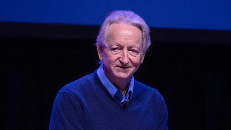 20 Prozent Wahrscheinlichkeit für die Auslöschung der Menschheit durch KI – so beziffert Nobelpreisträger Geoffrey Hinton das Risiko. | Bild: picture alliance / ZUMAPRESS.com | Brian Cahn 20 Prozent Wahrscheinlichkeit für die Auslöschung der Menschheit durch KI – so beziffert Nobelpreisträger Geoffrey Hinton das Risiko.