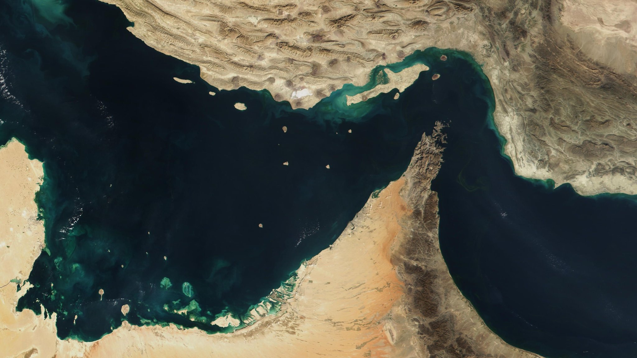 HANDOUT - 27.12.2011, ---, --: Der Persische Golf, die Straße von Hormus und der Golf von Oman in einer undatierten, von der NASA zur Verfügung gestellten, Satellitenaufnahme. (zu dpa: «Emirate wollen Pipeline-Ausbau beschleunigen») Foto: -/The Visible Earth/NASA/dpa - ACHTUNG: Nur zur redaktionellen Verwendung und nur mit vollständiger Nennung des vorstehenden Credits +++ dpa-Bildfunk +++ | Bild: dpa-Bildfunk/- HANDOUT - 27.12.2011, ---, --: Der Persische Golf, die Straße von Hormus und der Golf von Oman in einer undatierten, von der NASA zur Verfügung gestellten, Satellitenaufnahme. (zu dpa: «Emirate wollen Pipeline-Ausbau beschleunigen») Foto: -/The Visible Earth/NASA/dpa - ACHTUNG: Nur zur redaktionellen Verwendung und nur mit vollständiger Nennung des vorstehenden Credits +++ dpa-Bildfunk +++