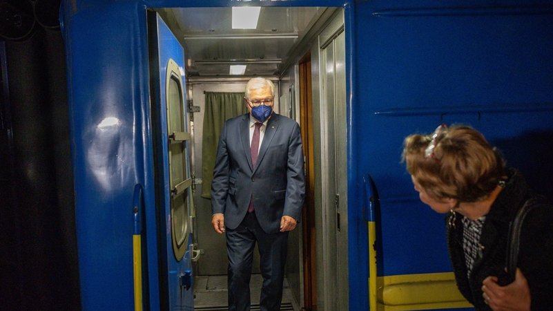 Bundespräsident Frank-Walter Steinmeier kommt mit dem Zug von Przemysl (Polen) in Kiew an.