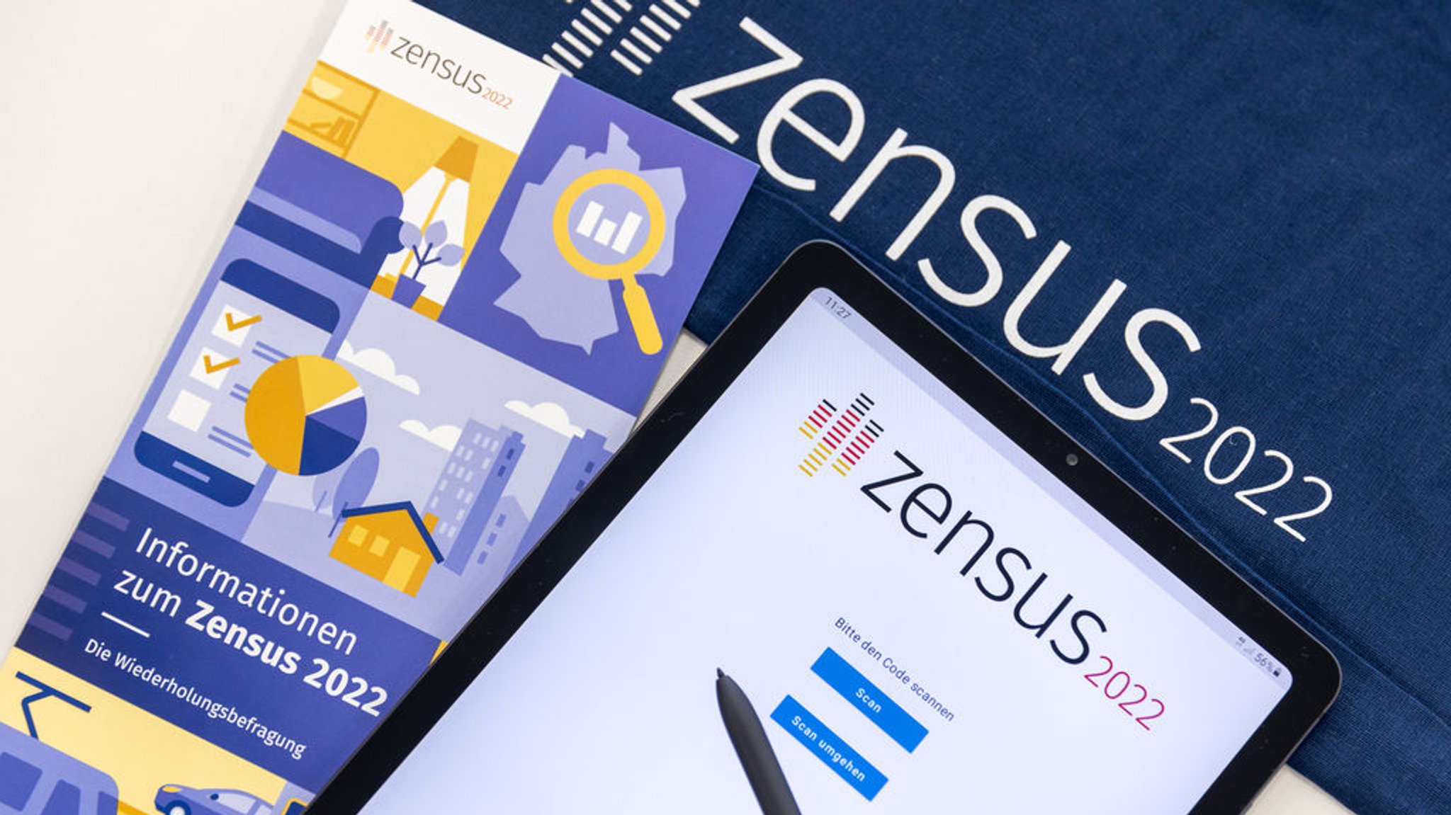 ARCHIV - 02.05.2022, Bayern, Fürth: ILLUSTRATION - "Zensus 2022" steht auf einem Tablet, mit dem Erhebungsbeauftragte des Zensus, die Befragungen vor Ort durchführen. Das Statistische Landesamt Sachsen-Anhalt hat eine positive Bilanz der Befragungen im Rahmen des Zensus 2022 gezogen. Die Befragungen seien zwar noch nicht vollständig beendet, es zeichne sich aber bis jetzt eine hohe Auskunftsbereitschaft ab. (zu dpa: «Bevölkerungswachstum Deutschlands geringer als bisher angenommen») Foto: Daniel Karmann/dpa +++ dpa-Bildfunk +++