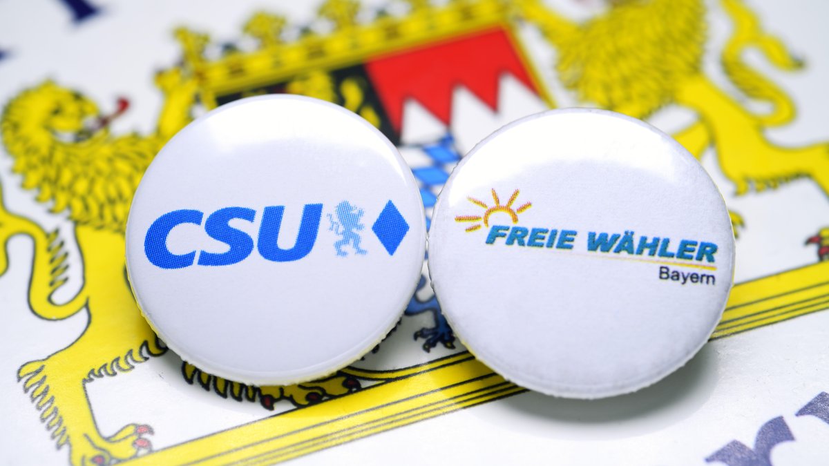 Parteianstecker von CSU und Freie Wähler Bayern auf dem Wappen von Bayern,