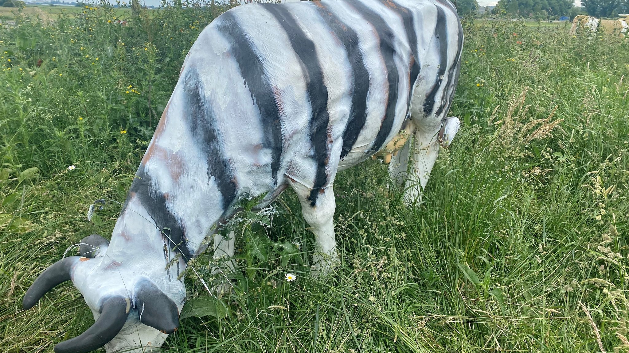 Ein Sprayer hat eine der Figuren umgearbeitet. Die Polizei ermittelt wegen Sachbeschädigung.