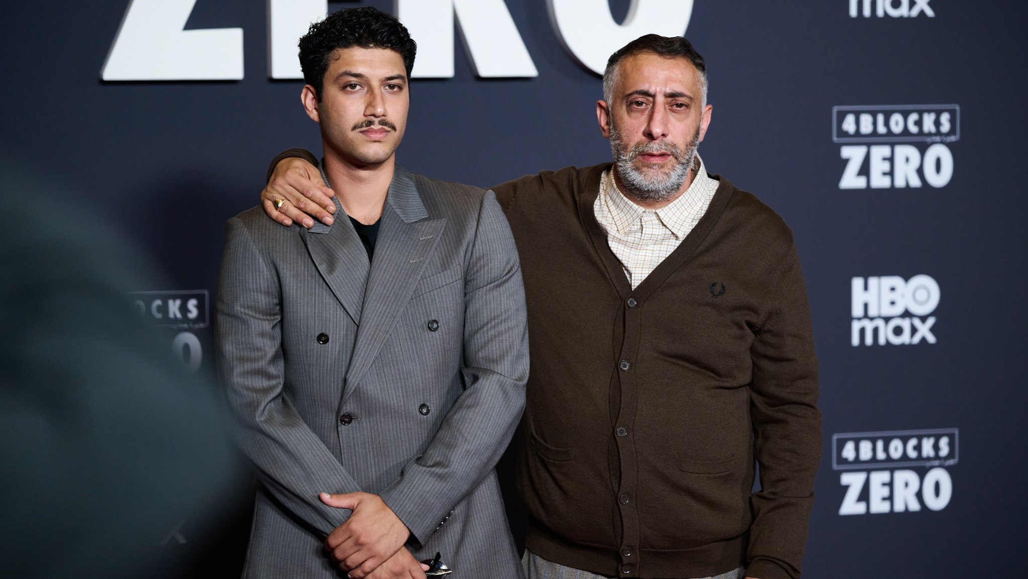 Schauspieler Tareq Nassery und Kida Khodr Ramadan vor einer Fotowand bei der Premiere der HBO-Max-Serie "4 Blocks Zero" in Berlin. | Bild: picture alliance/dpa | Sebastian Christoph Gollnow Schauspieler Tareq Nassery und Kida Khodr Ramadan vor einer Fotowand bei der Premiere der HBO-Max-Serie "4 Blocks Zero" in Berlin.