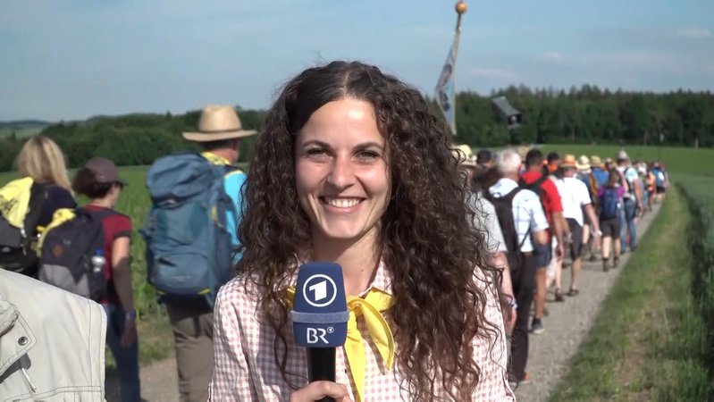 Gemeinsam mit rund 1.600 Pilgern hat sich unsere Reporterin Sarah Beham auf den Weg gemacht: Zu Fuß von Regensburg nach Altötting. Allerdings sind nach zwei Jahren Coronapause deutlich weniger Pilger dabei als sonst ...