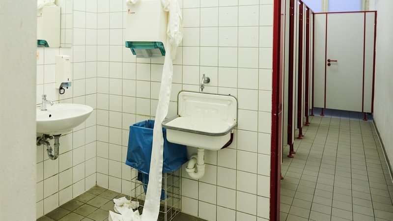 Symbolbild: Schultoilette | Bild: picture alliance/dpa | Annette Riedl Symbolbild: Schultoilette