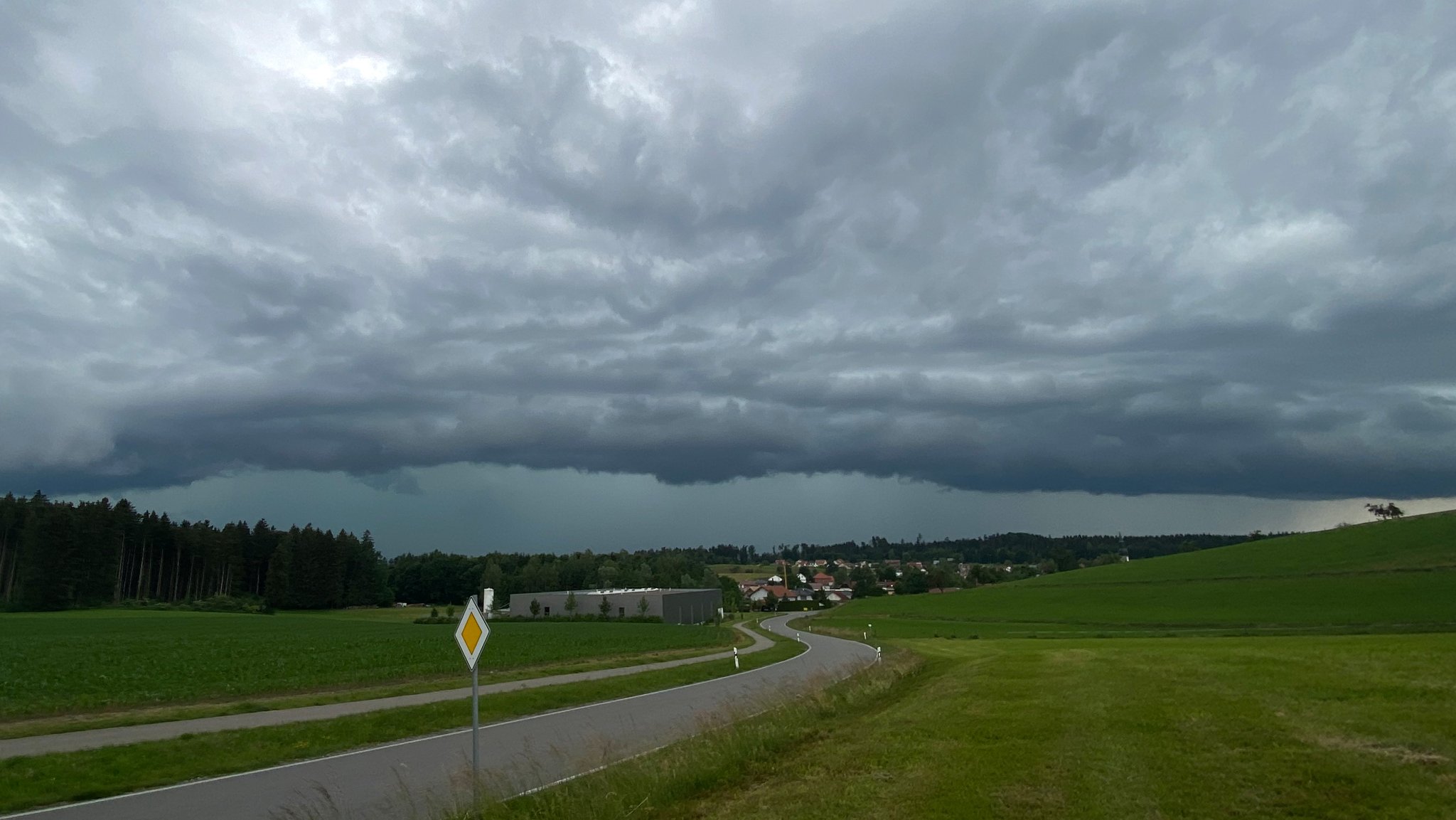 Wie sollte man sich zuhause und unterwegs verhalten, wenn man in ein Unwetter gerät?