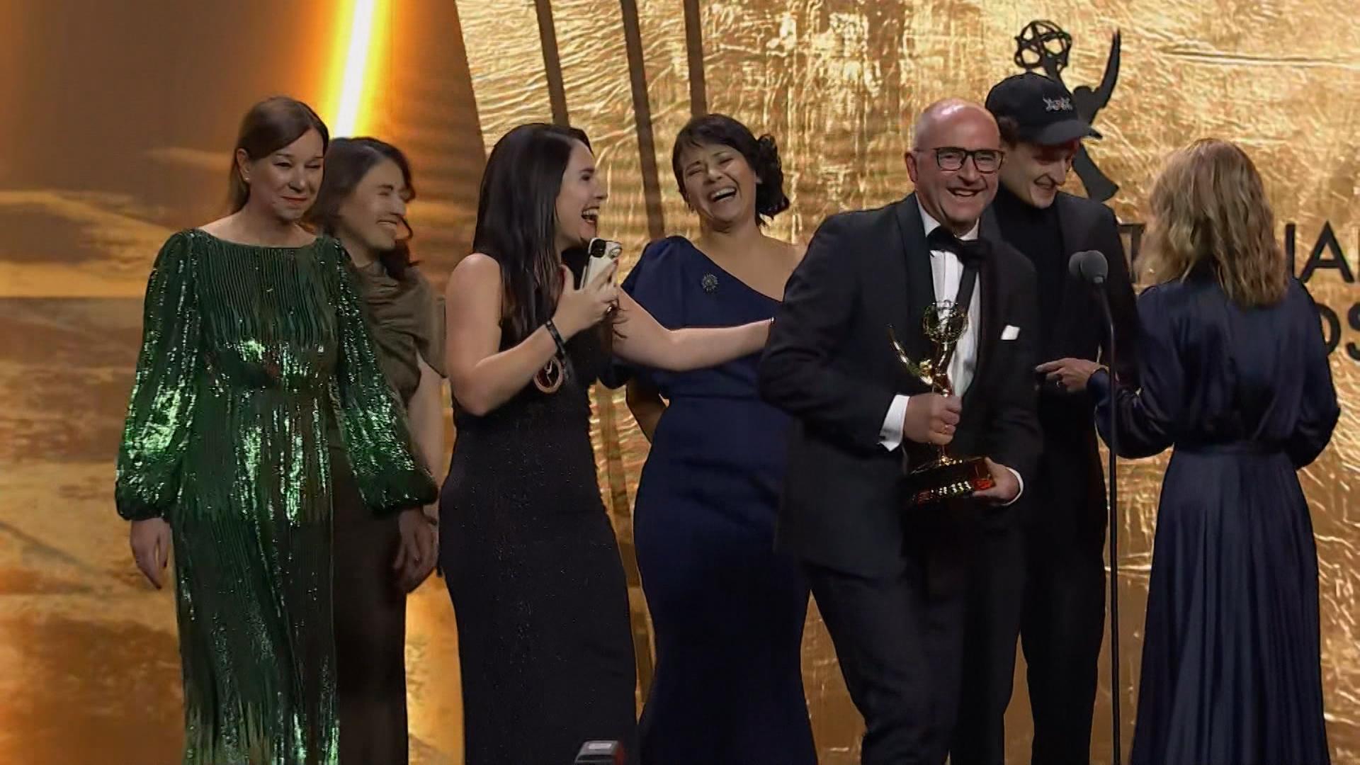 "Auf Fritzis Spuren - Wie war das so in der DDR?" hat einen Emmy gewonnen. Die Serie konnte sich in einer der Kinderkategorien gegen die Konkurrenz aus Brasilien, Großbritannien und Südafrika durchsetzen. In New York gab es die Auszeichnung.