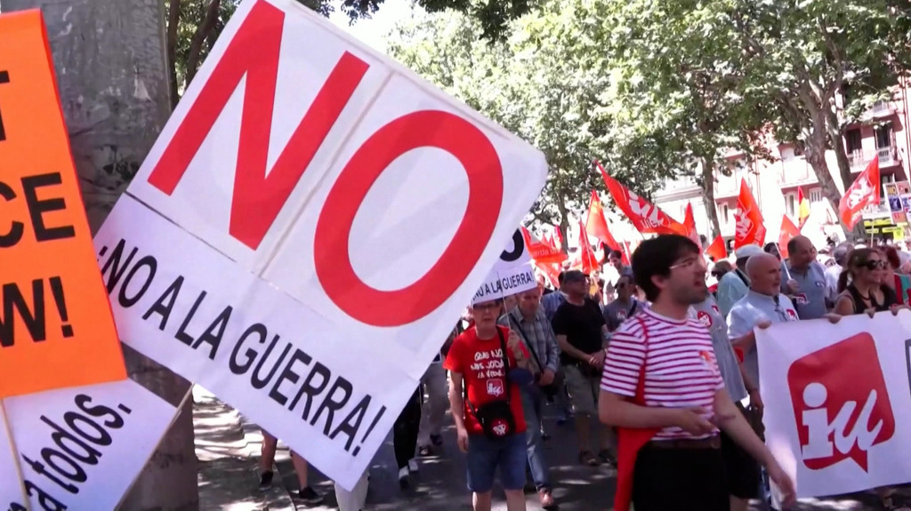 In Madrid sind tausende Menschen gegen den geplanten Nato-Gipfel auf die Straße gegangen. | Bild: BR In Madrid sind tausende Menschen gegen den geplanten Nato-Gipfel auf die Straße gegangen.