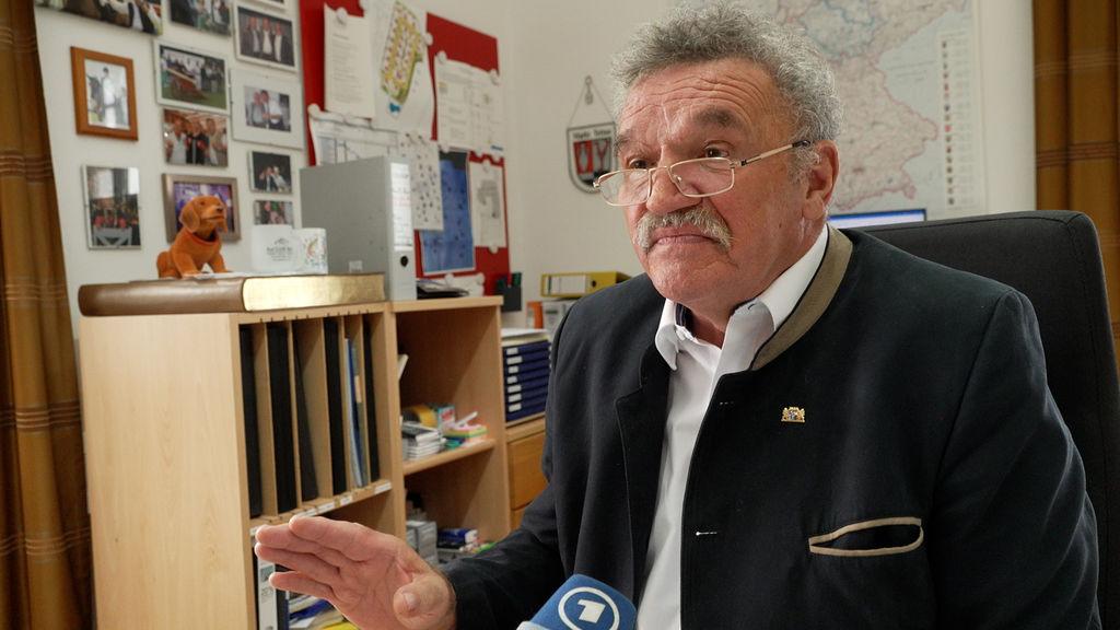 Bad Griesbachs Bürgermeister Jürgen Fundke in seinem Büro.