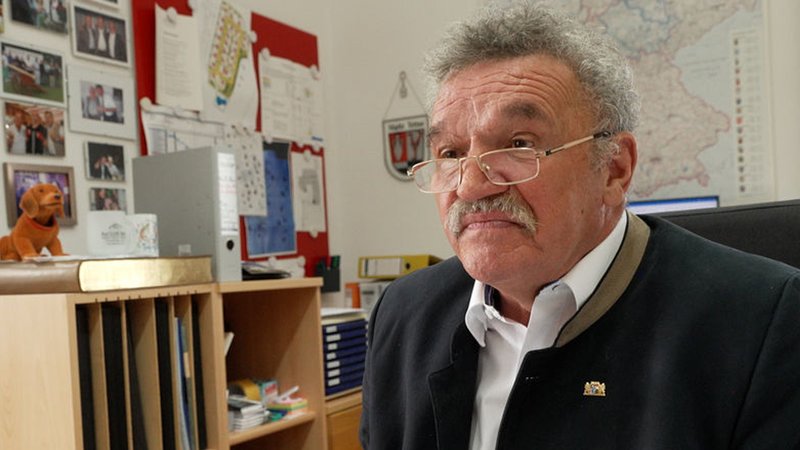 Bad Griesbachs Bürgermeister Jürgen Fundke in seinem Büro. | Bild: BR/Laura Finnemann Bad Griesbachs Bürgermeister Jürgen Fundke in seinem Büro.