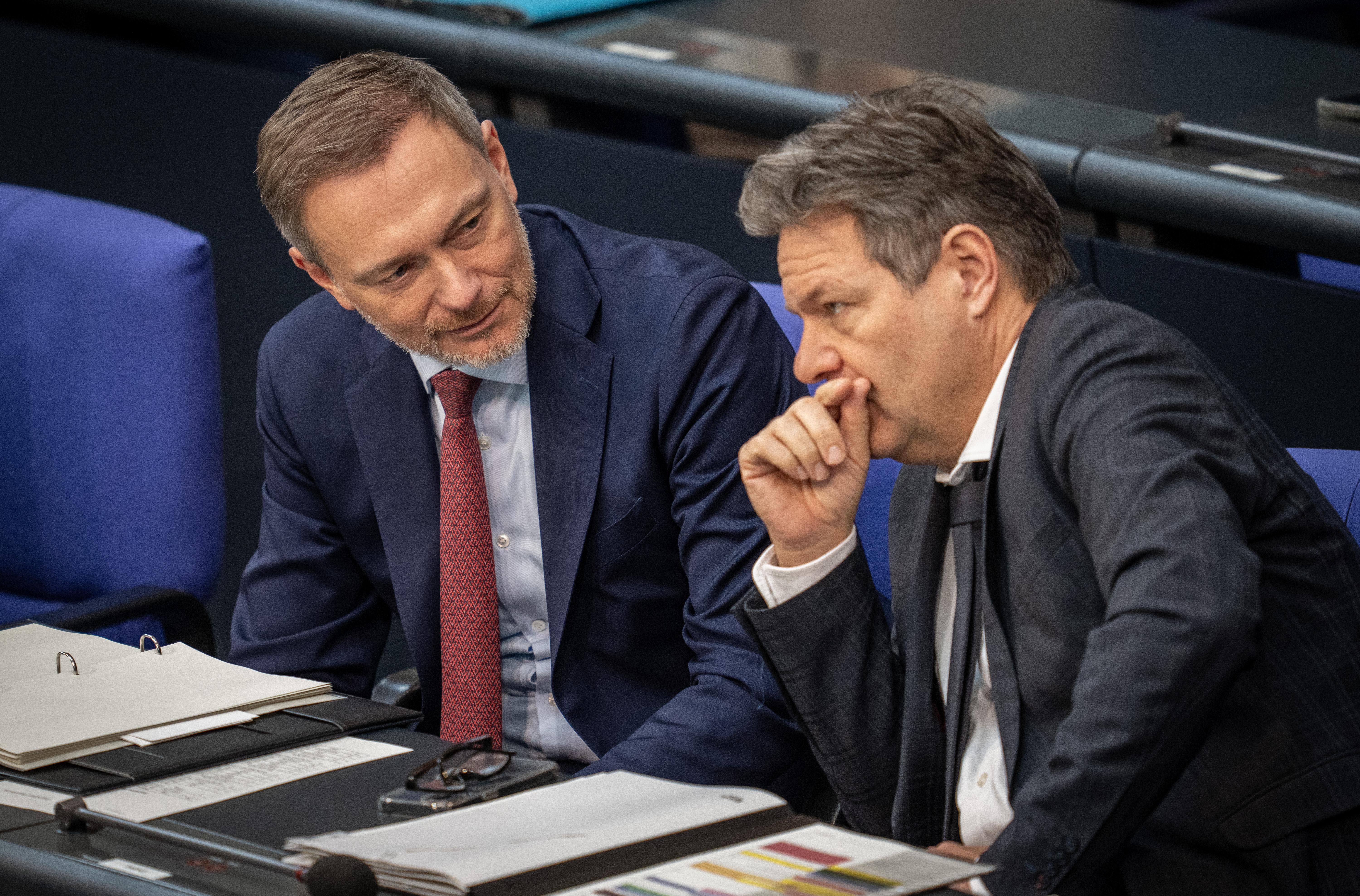 Christian Lindner (FDP), Bundesminister der Finanzen, spricht mit Robert Habeck (Bündnis 90/Die Grünen)