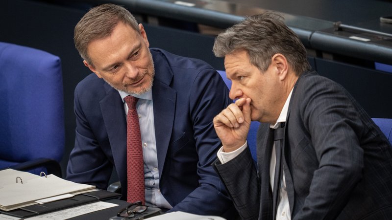 Christian Lindner (FDP), Bundesminister der Finanzen, spricht mit Robert Habeck (Bündnis 90/Die Grünen) | Bild: picture alliance/dpa | Michael Kappeler Christian Lindner (FDP), Bundesminister der Finanzen, spricht mit Robert Habeck (Bündnis 90/Die Grünen)
