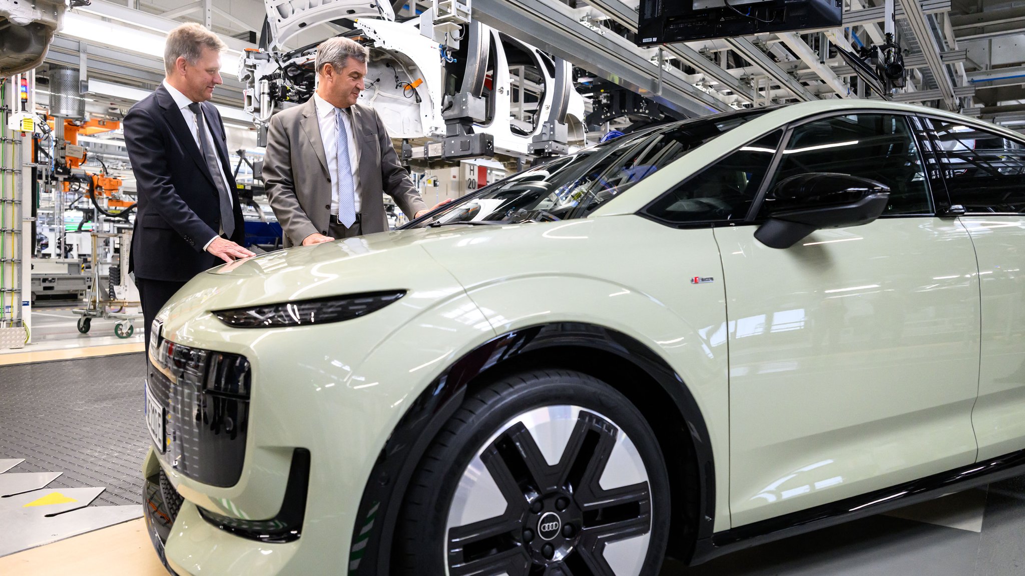 Gernot Döllner und Markus Söder (v.l.) vor einem Auto