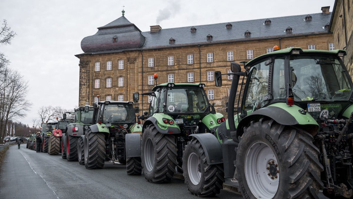 Bad Staffelstein: Mehrere Traktoren stehen auf der Straße vor dem Kloster Banz. Zum Auftakt der Winterklausur der CSU-Landtagsfraktion findet ein Bauernprotest des Bayerischen Bauernverbandes statt. 