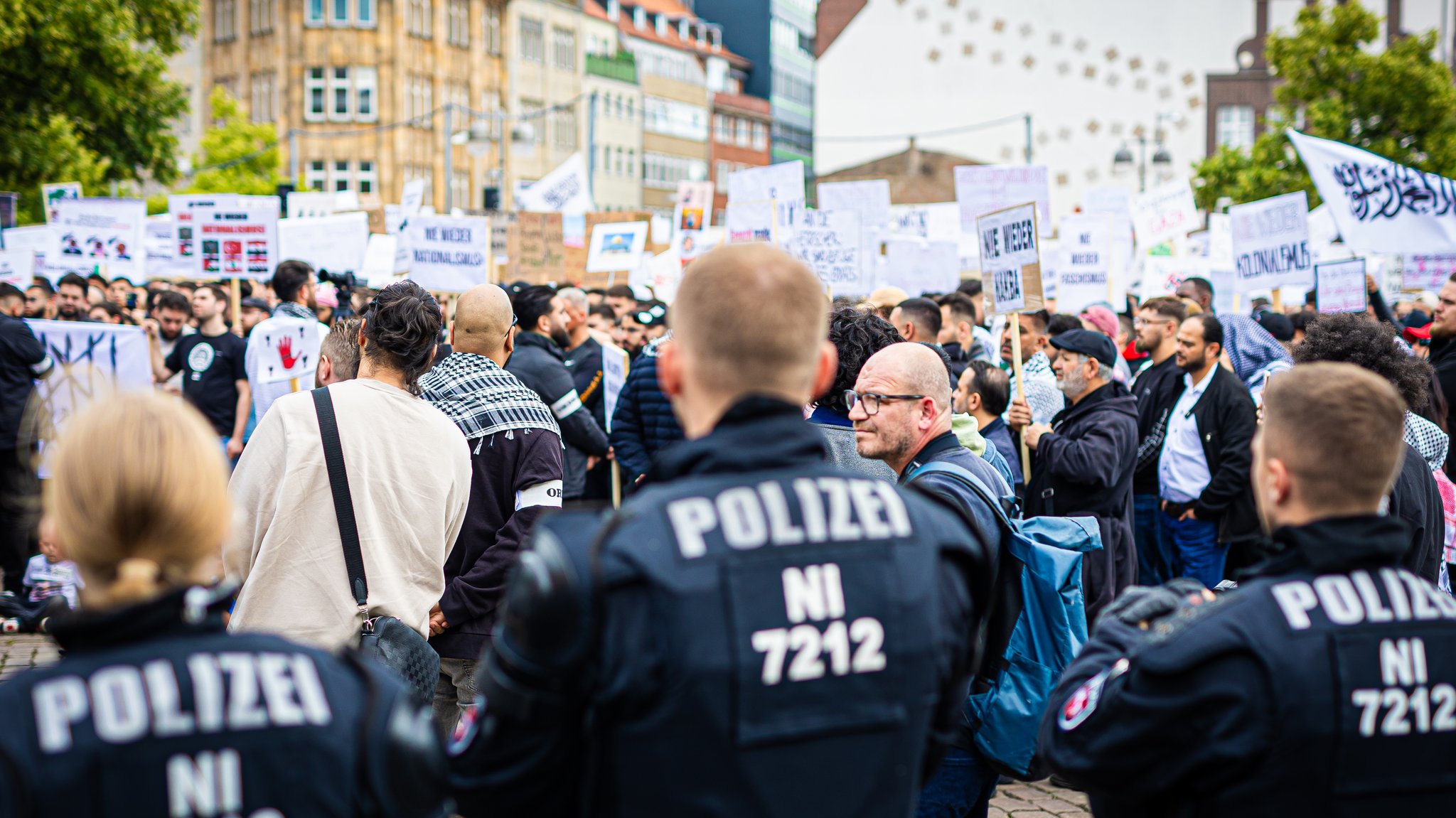 Polizisten beobachten zahlreiche Demonstranten, die an einer pro-palästinensichen Kundgebung teilnehmen. 