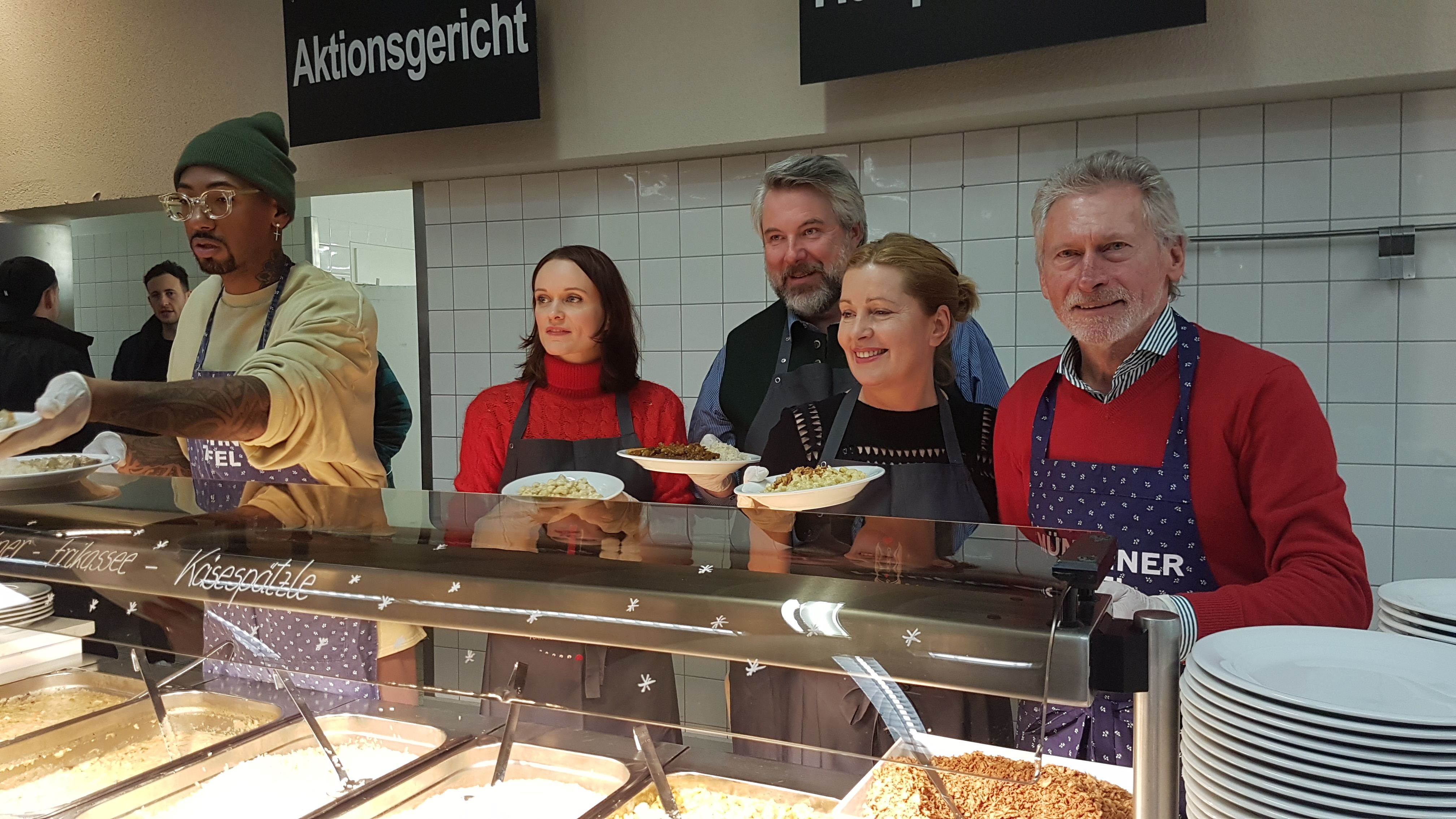 Promis Bei Der Weihnachtsfeier Der Munchner Tafel Br24