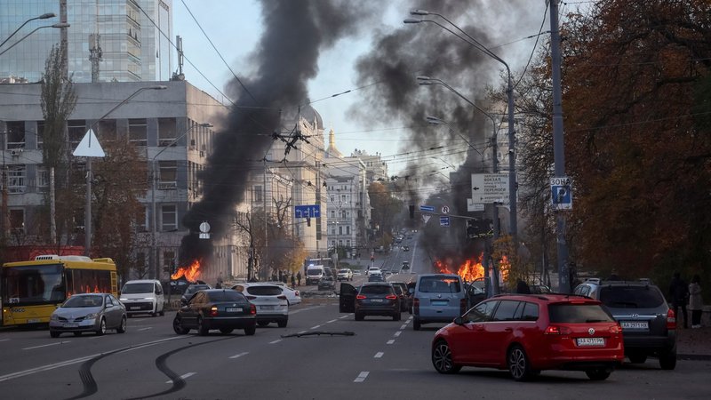 Rauchwolken und Feuer nach Angriff auf Kiew