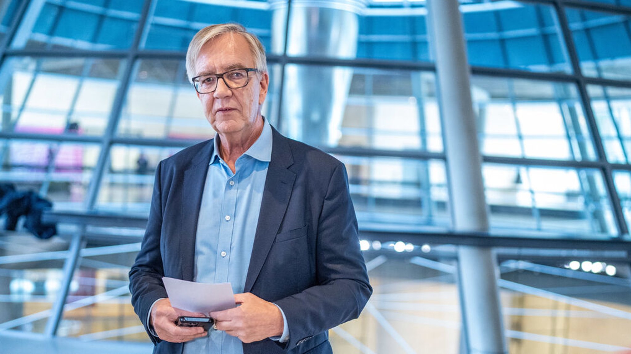 Dietmar Bartsch, Fraktionsvorsitzender der Partei Die Linke, wartet auf den Beginn eines Pressestatements vor der Fraktionssitzung der Linken im Bundestag. 