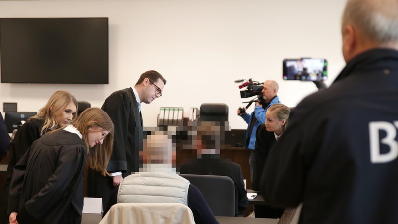 Menschen und Kamerateams in einem Gerichtssaal | Bild: BR / Isabel Pogner Menschen und Kamerateams in einem Gerichtssaal