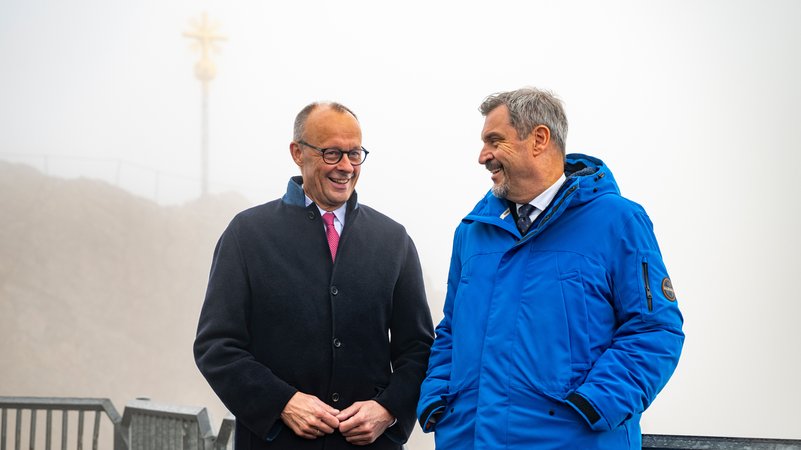 Kanzler Merz und Ministerpräsident Söder auf der Zugspitze | Bild: picture alliance/dpa | Peter Kneffel Kanzler Merz und Ministerpräsident Söder auf der Zugspitze