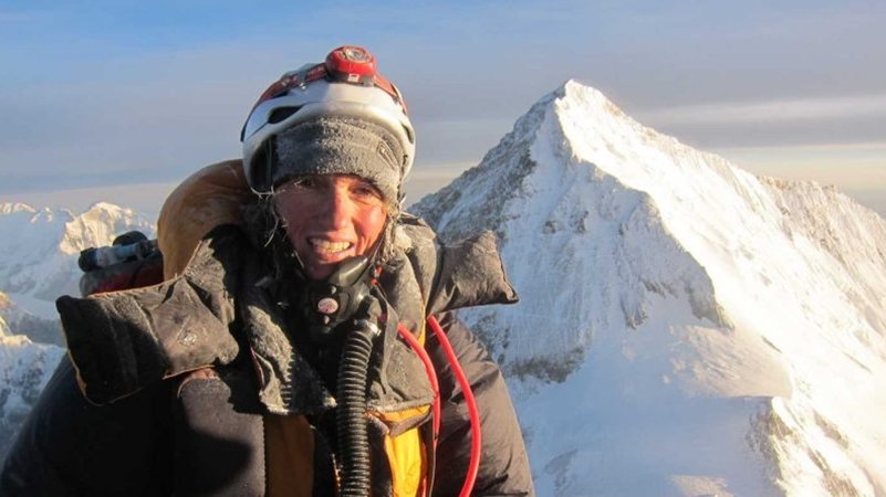 Bergsteigerin Billi Bierling in dicker Daunenjacke und mit Sauerstoffmaske 