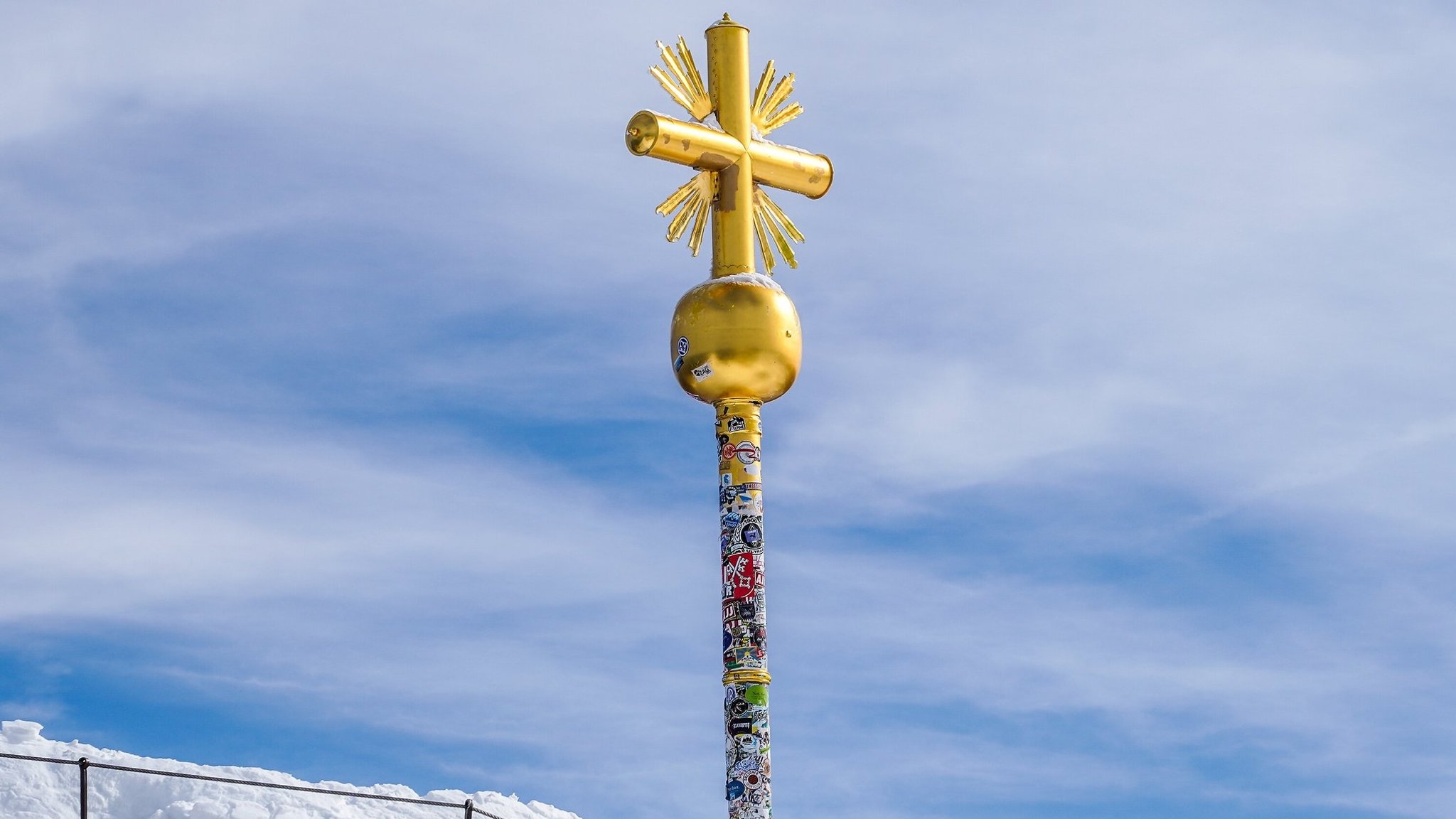 Das Gipfelkreuz der Zugspitze | Bild: picture alliance / Sportpics | Marc Schueler Das Gipfelkreuz der Zugspitze