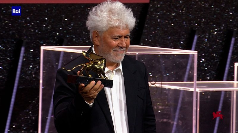 Pedro Almodovar, Gewinner des Goldenen Löwen für den besten Film für "The Room Next Door". | Bild: Rai Pedro Almodovar, Gewinner des Goldenen Löwen für den besten Film für "The Room Next Door".