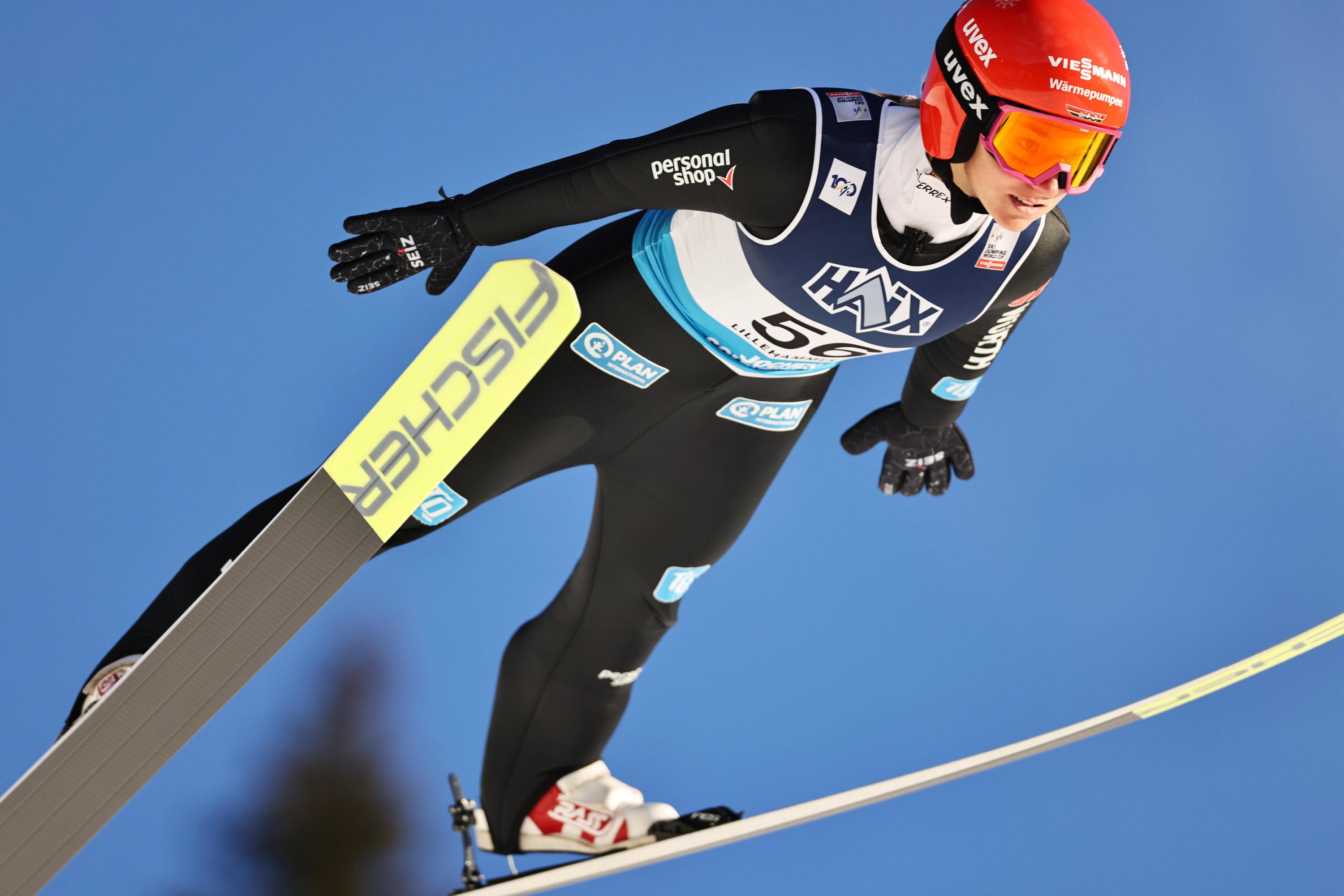 ARCHIV - 23.11.2024, Norwegen, Lillehammer: Die deutsche Katharina Schmid beim Weltcupspringen auf der Großschanze in Lillehammer. (zu dpa: «Skispringerin Schmid mit Weltcup-Sieg in China») Foto: Geir Olsen/NTB/dpa +++ dpa-Bildfunk +++