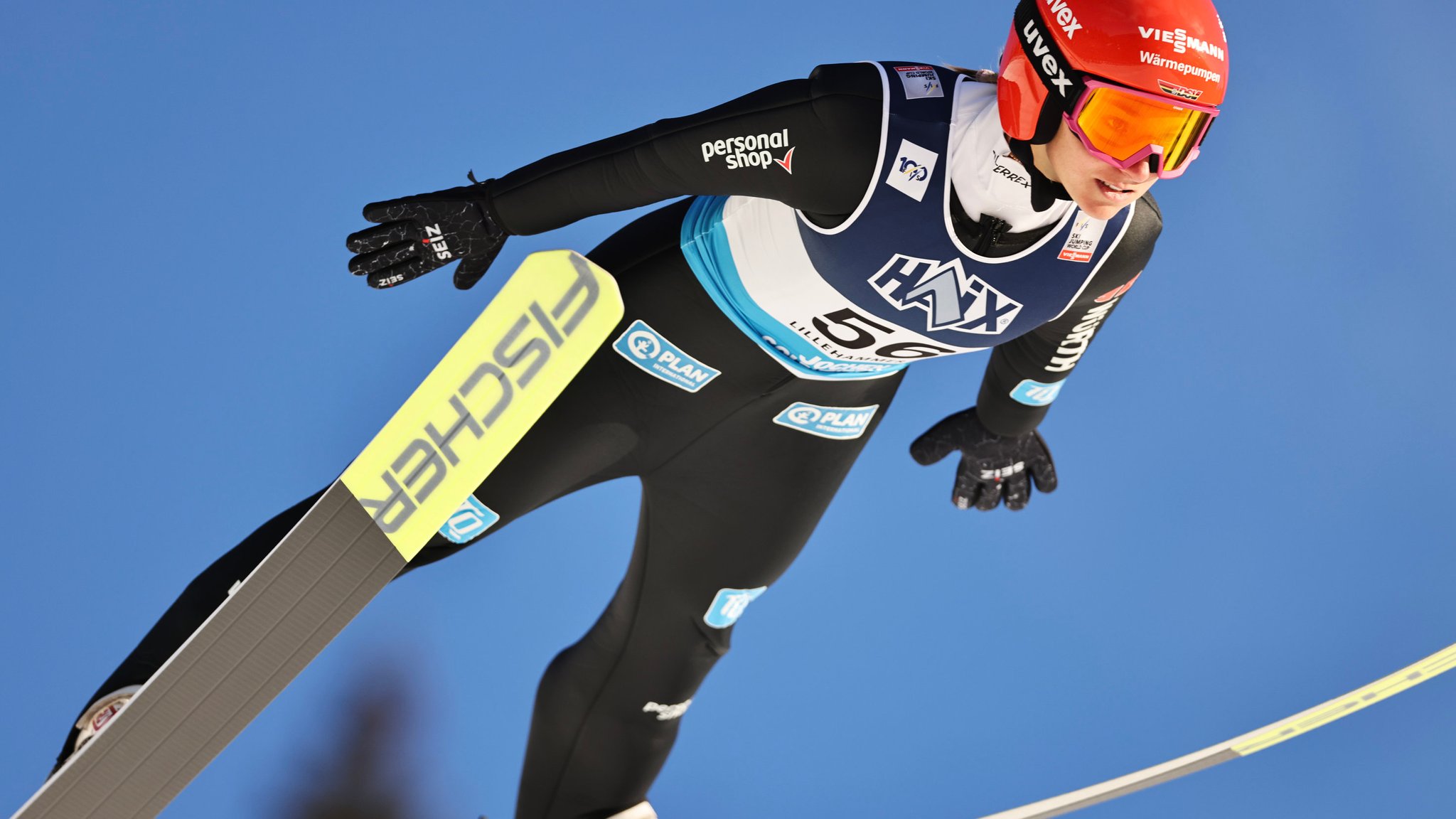 ARCHIV - 23.11.2024, Norwegen, Lillehammer: Die deutsche Katharina Schmid beim Weltcupspringen auf der Großschanze in Lillehammer. (zu dpa: «Skispringerin Schmid mit Weltcup-Sieg in China») Foto: Geir Olsen/NTB/dpa +++ dpa-Bildfunk +++