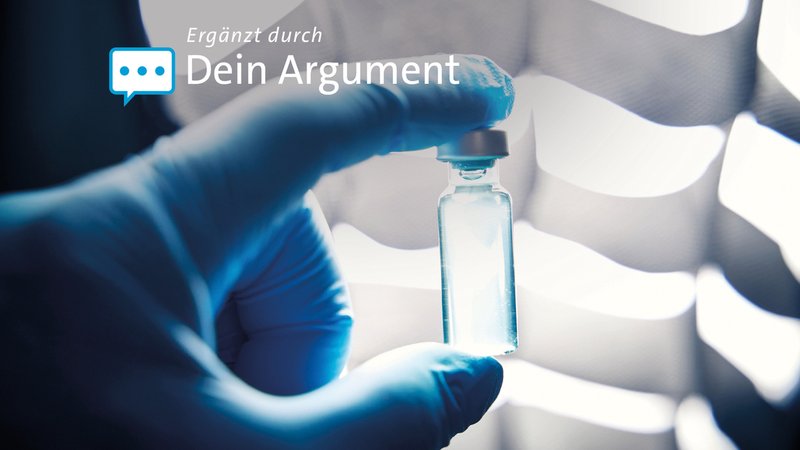 Arzt hält mit Schutzhandschuhen in einem Labor eine Ampulle mit einem Impfstoff; Neuer Corona-Impfstoff: Wer sich wann impfen lassen kann | Bild: picture alliance / CHROMORANGE | Michael Bihlmayer Arzt hält mit Schutzhandschuhen in einem Labor eine Ampulle mit einem Impfstoff; Neuer Corona-Impfstoff: Wer sich wann impfen lassen kann